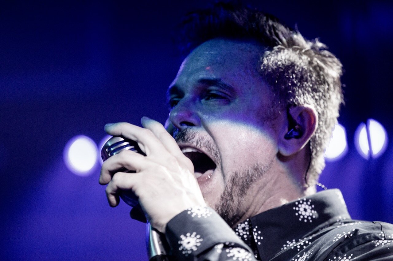 Erik Wilson close-up singing into microphone at Sky Music Lounge